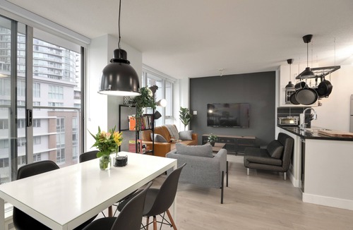 Gastown Condo | Downtown Modern-Industrial Condo 2bd/2bth + Parking