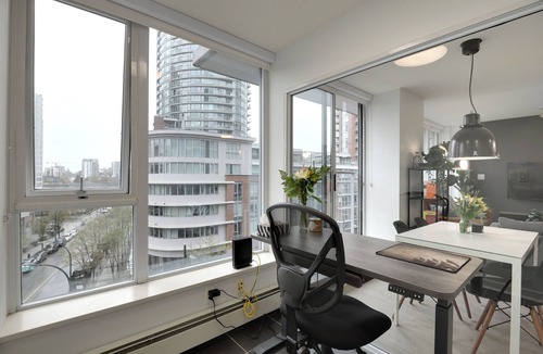 Gastown Condo | Downtown Modern-Industrial Condo 2bd/2bth + Parking