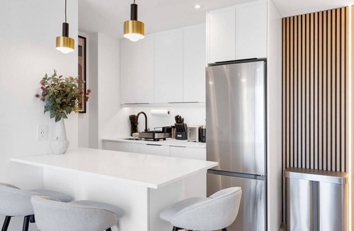 Milton Park Apartment | Downtown Montreal Concept W/Balcony | 1BR King Bed, Sofa Bed, Parking, TV & Gym