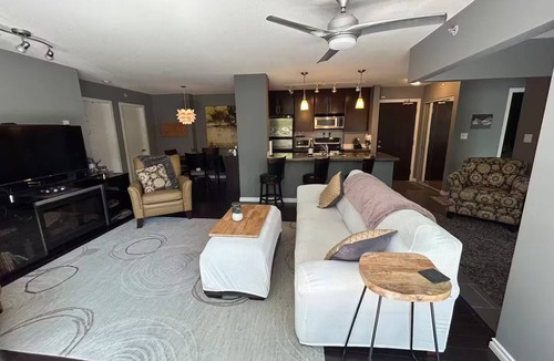 Gastown Apartment | Downtown Oasis for MAJOR INTERNATIONAL SPORTING EVENT | Pool, Hot Tub | Huge Patio | Free Parking | Sleeps 4