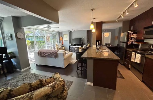 Gastown Apartment | Downtown Oasis for MAJOR INTERNATIONAL SPORTING EVENT | Pool, Hot Tub | Huge Patio | Free Parking | Sleeps 4