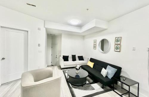 Surrey House | Downtown Townhouse Free Parking near SkyTrain
