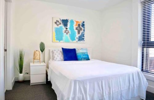 Surrey House | Downtown Townhouse Free Parking near SkyTrain