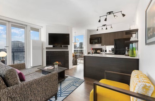 Downtown Vancouver Hotel | Downtown Vancouver. Fitness room/pool/hottub/AC. Minutes from stadium.