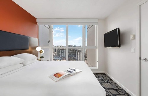 Downtown Vancouver Hotel | Downtown Vancouver. Fitness room/pool/hottub/AC. Minutes from stadium.