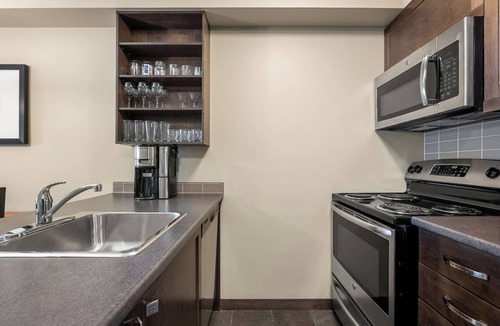 East Kootenay Condo | Driftwood Den | Ski-In/Out | Hot Pools | Fireplace