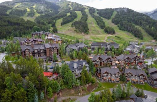 East Kootenay Ski Chalet | Eagle Lodge Pool & Private Hot Tub Ski In and Out
