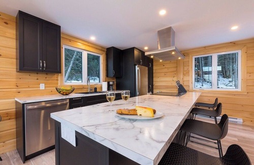 Les Eboulements Ski Chalet | Eastman 73: Hot Tub, Pool Table & Summer Nights