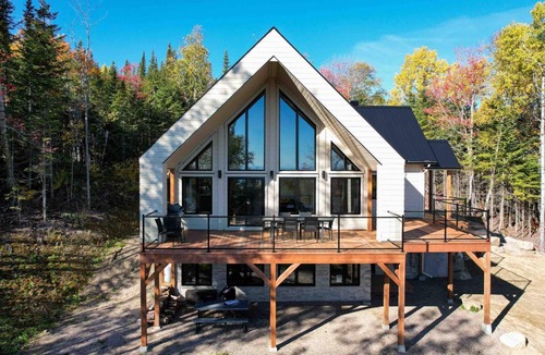 Les Eboulements Ski Chalet | Eastman 73: Hot Tub, Pool Table & Summer Nights