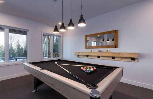 Les Eboulements Ski Chalet | Eastman 73: Hot Tub, Pool Table & Summer Nights