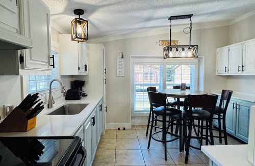 Put-in-Bay House | Easy Stay w/2 Parking Spots | 8 ppl | IC83