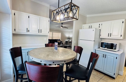 Put-in-Bay House | Easy Stay w/2 Parking Spots | 8 ppl | IC83