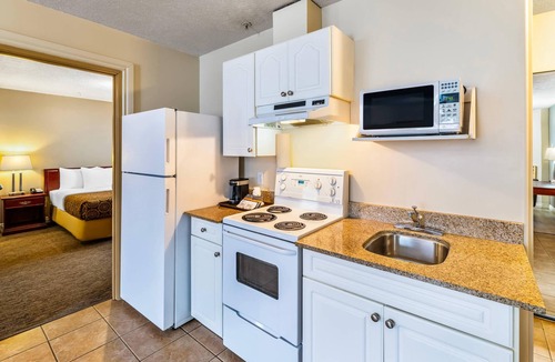High Level Hotel | Econo Lodge Inn & Suites