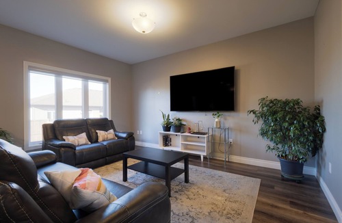 Cannifton House | Elegant 4 BR Retreat in the Heart of Belleville Near PEC & Bay of Quinte