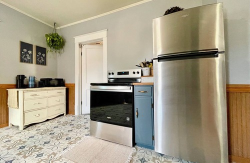 Port Clinton House | Elegant PC "Bungalow Home" with Sunroom near Beach*Park*Lighthouse*Restaurants