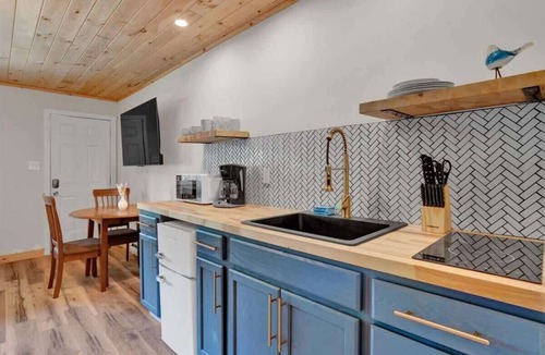 Canadensis Hotel | Elements Pocono Modern | Firepits | Pet-Friendly
