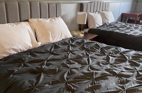 Whitehorse Hotel | Elite Hotel -Downtown Center- 24 hours "Ski & Northern light Tour" "Hot Spring Tour "Long-term stay"