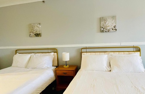 Whitehorse Hotel | Elite Hotel -Downtown Center- 24 hours "Ski & Northern light Tour" "Hot Spring Tour "Long-term stay"