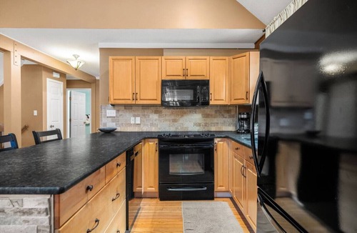 East Kootenay House | Emberwood | Hot Tub | Pool Table | Wood Fireplace
