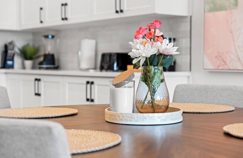 Jasper Place House | Entire 3BR Townhouse · Sleeps 6 · 4 Min WEM · Free Parking · Rogers Place 17 Min