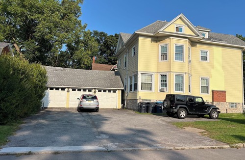 Geneva House | Entire 8BD Home: Central & Spacious Space in DT Geneva