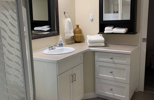 Olds House | Entire basement suite in centre of Olds. 1 hour to Calgary- 2 hours to Banff!