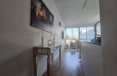 Downtown Eastside Apartment | Entire Space of Modern Apartment Downtown Vancouver Neighbourhood
