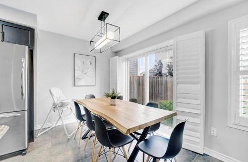 Kitchener House | Entire2Storey with Trampoline, PingPong, 65 inch TV and EnclosedYard
