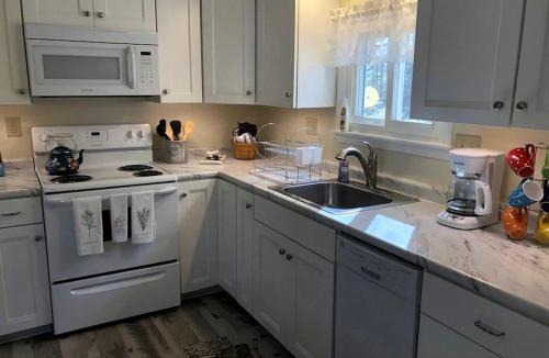 Town of Milo House | Equipped Cottage Ideal for Groups in Milo, New York