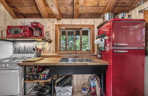 St Germain Cottage | Estrold's Resort- Pine Cabin