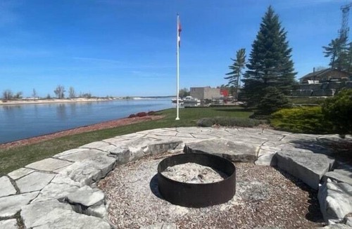 Wasaga Beach Cottage | Evergreen Gardens Resort - Waterview Cottage with pool! DOCK HOUSE