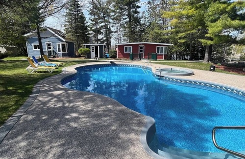 Wasaga Beach Cottage | Evergreen Gardens Resort - Waterview Cottage with pool! DOCK HOUSE
