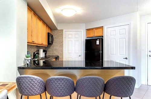 Downtown Mississauga Apartment | Executive 1+Den Condo, Parking