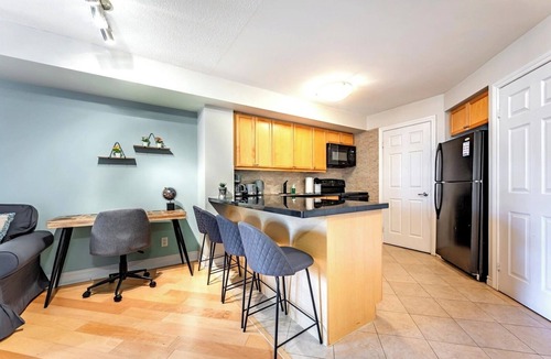 Downtown Mississauga Apartment | Executive 1+Den Condo, Parking