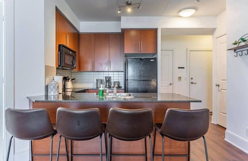 Downtown Mississauga Apartment | Executive 2BR-2Bath Condo, High Floor, Parking