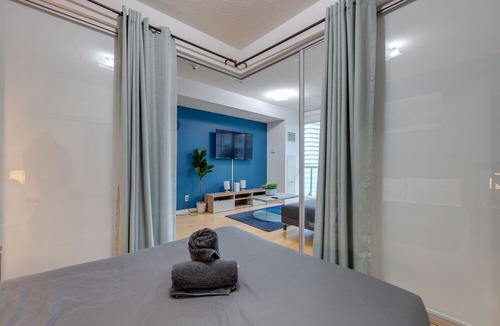 Downtown Toronto Condo | Executive Lakeview 1BR in Maple Leaf Square
