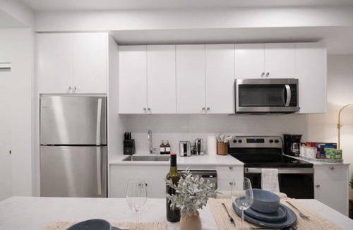 Crescent Heights Apartment | Executive Suite| Downtown Skyline View| UG Parking