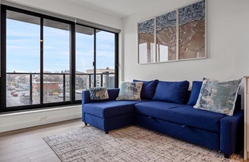 Crescent Heights House | Exquisite 2 Bed Condo near DT Core WFree Parking