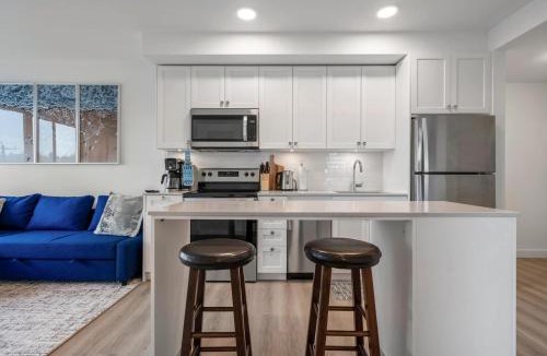 Crescent Heights House | Exquisite 2 Bed Condo near DT Core WFree Parking