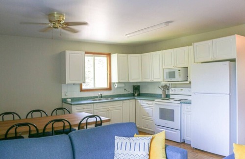 Nairn Centre Cabin | Fairbank Views & Lakeside Dining