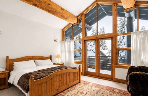 Blueberry Hill House | Falcon | Elegant Chalet | Hot tub | Prime Location