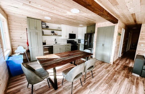 Falcon Beach Cabin | Faloma Lakeside Cabins