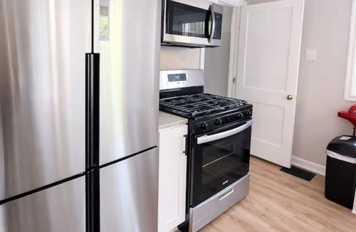 East Rochester House | Family & Corporate Retreat & Gathering *Sleeps 12+