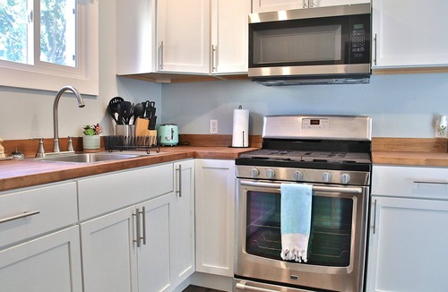 Lakewood House | Family-Friendly Lakewood Home 4BR, Full Kitchen & Yard!