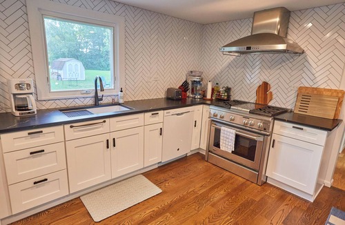 Bridgman House | Family Getaway near Weko Beach, Parks & Wineries
