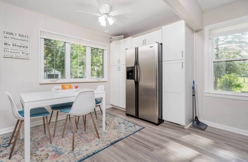 Toledo House | Family Home by Park, King bed, 2 Living spaces, Near Zoo, UTMC & Downtown Toledo