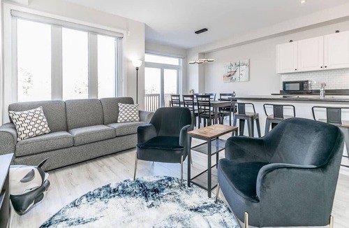 The Blue Mountains House | Family Townhouse, Walk-Shuttle to Blue, Fire Pit
