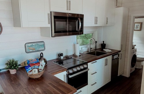Laurentian Hills Cabin | Fantastic Secluded Tiny House with Barbecue and Gorgeous Sights in Petawawa, Ontario