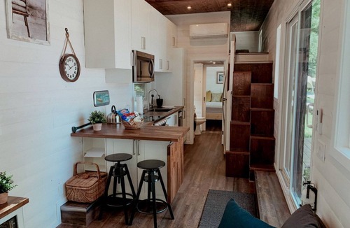 Laurentian Hills Cabin | Fantastic Secluded Tiny House with Barbecue and Gorgeous Sights in Petawawa, Ontario