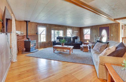 Dundee House | ‘Farmyard Stays’ Dundee Home w/Scenic Views!